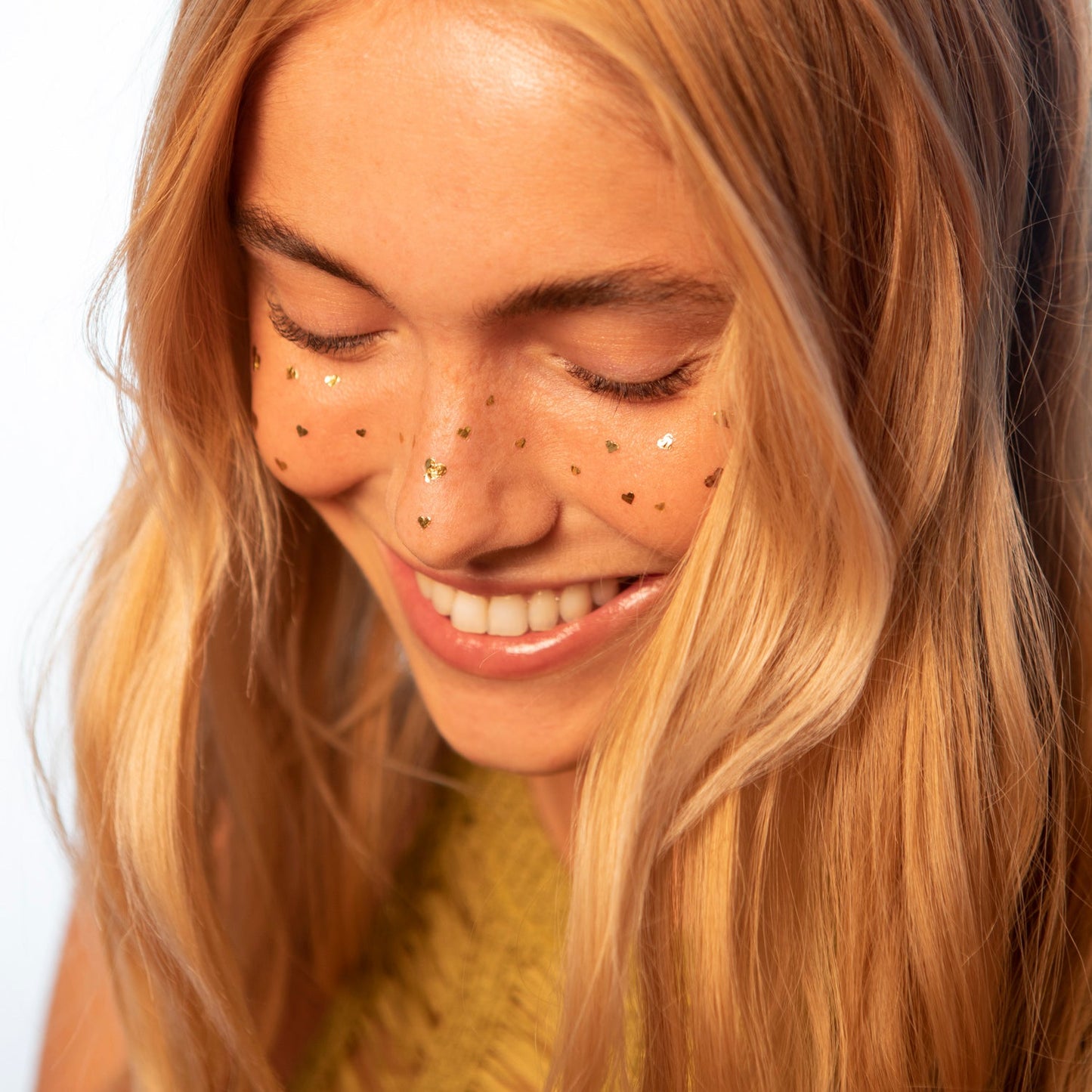 TATTOO PECAS CORAZÓN DORADAS